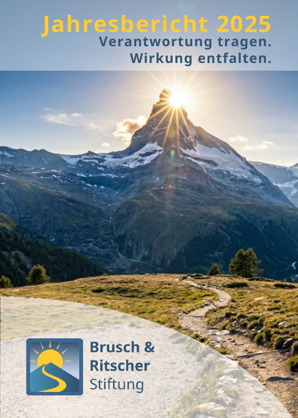 Titelseite des Jahresberichts 2025 mit Berglandschaft und Stiftungsemblem