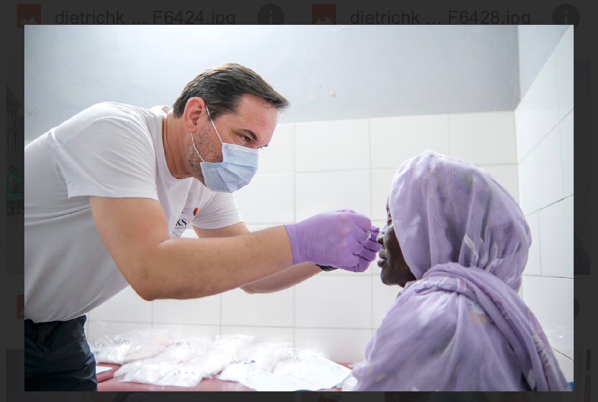 Ein medizinischer Helfer untersucht während des Medical Camps eine Patientin